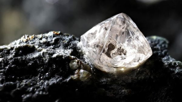 Diamond hauled from deep inside Earth holds never-before-seen mineral